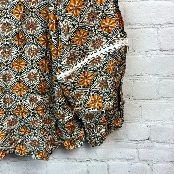 BloomChic Bohemian Print Lantern Sleeve Top Plus Size 1X - Picture 4 of 6